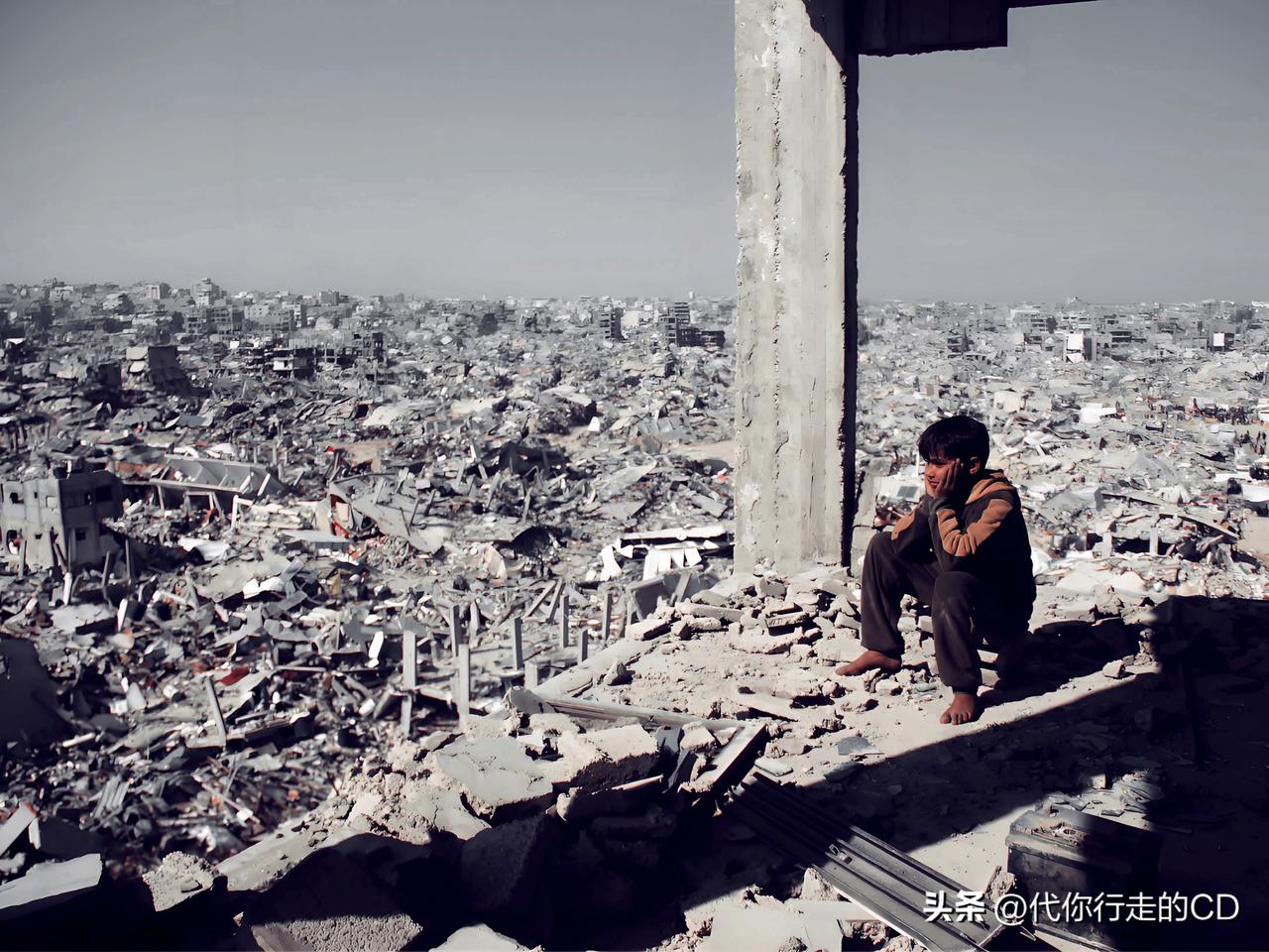 这，就是战争的恐怖之处。
想起周董的一句歌词...外围的灰尘包围了我，好暗好暗!