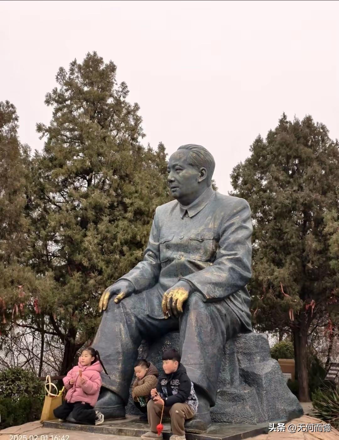 看到老人家的这尊雕像，心里就特别的温暖，以前我看过的老人家的雕像，基本上都是站立