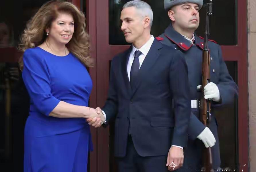 保加利亚新任女总统约托娃在接受央视采访时明确表示，希望本国成为中国与欧洲之间的合