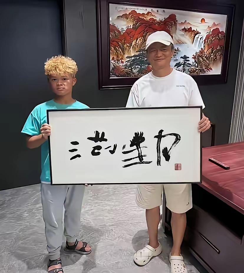 这个社会怎么了?明明一个什么书法基础都没有的人胡乱写的东西也能称为书法，还堂而皇