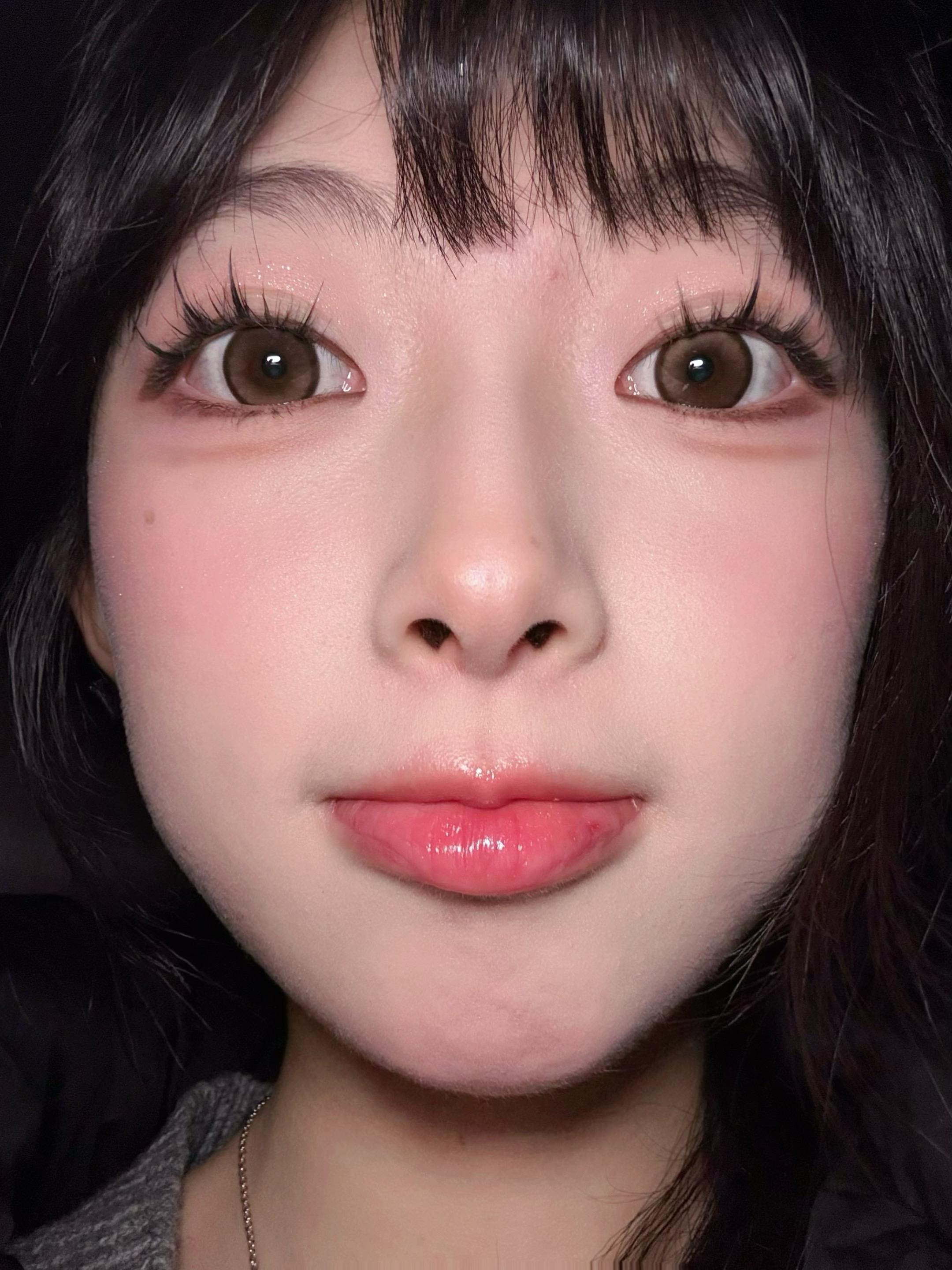 大多数人爱的我是在朋友圈里化着精致的妆找角度美颜特效拍的照 漂亮有趣开...