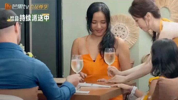 张雅琪倒酒张雅琪倒的酒 张雅琪倒酒，戴军：要亏本啦！ 中餐厅 张雅琪