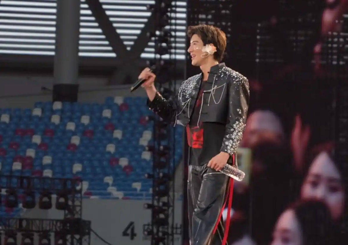 王力宏成都演唱会不慎绊倒，脑袋磕上台阶后，脸部擦伤耳骨明显撕裂 