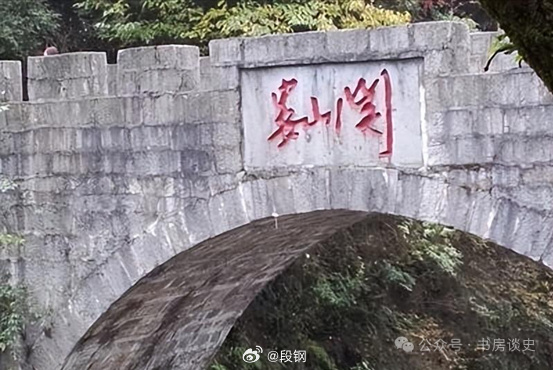 电影《四渡 》中，红军方面“遇事不决，先打王家烈。”蒋介石呢，也主张：“先把王家
