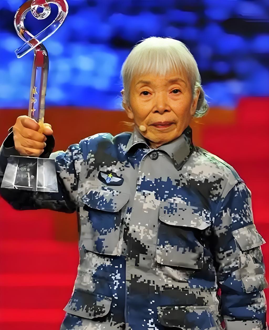 马旭是黄继光的战友，全军首位女空降兵，退休后却过得像个苦行僧，她只舍得穿15元的