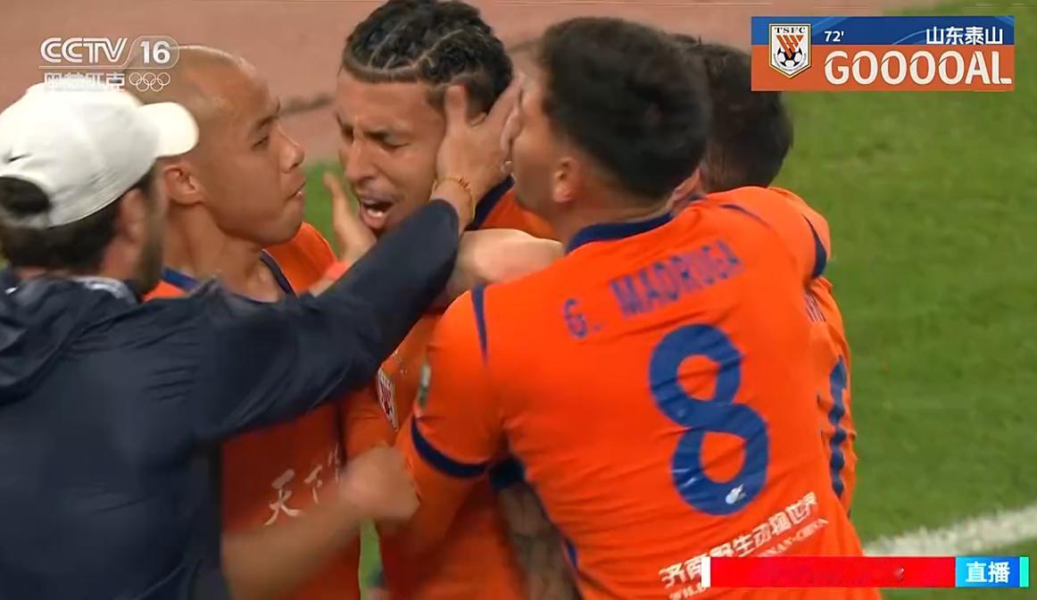 费老劲了！泰山终于追平！克雷桑近乎0度角直接破门！
泰山70分钟多了，终于攻破了