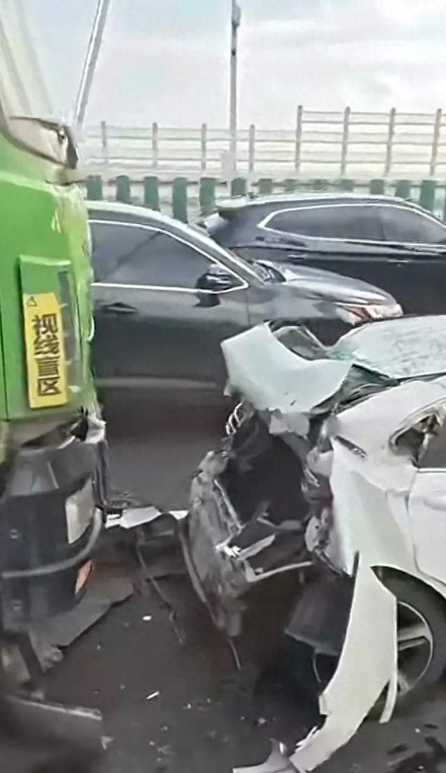 上海徐浦大桥多车相撞！货车冲入对向车道，1死2伤，警钟再敲响
