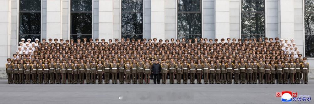 敬爱的金正恩同志观看纪念国防省中央军乐团成立８０周年演奏会朝中社平壤４月２９日电