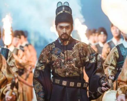 公元1423年，朱棣在病榻上奄奄一息，三子朱高燧趁着四下无人，偷偷从怀中拿出一包