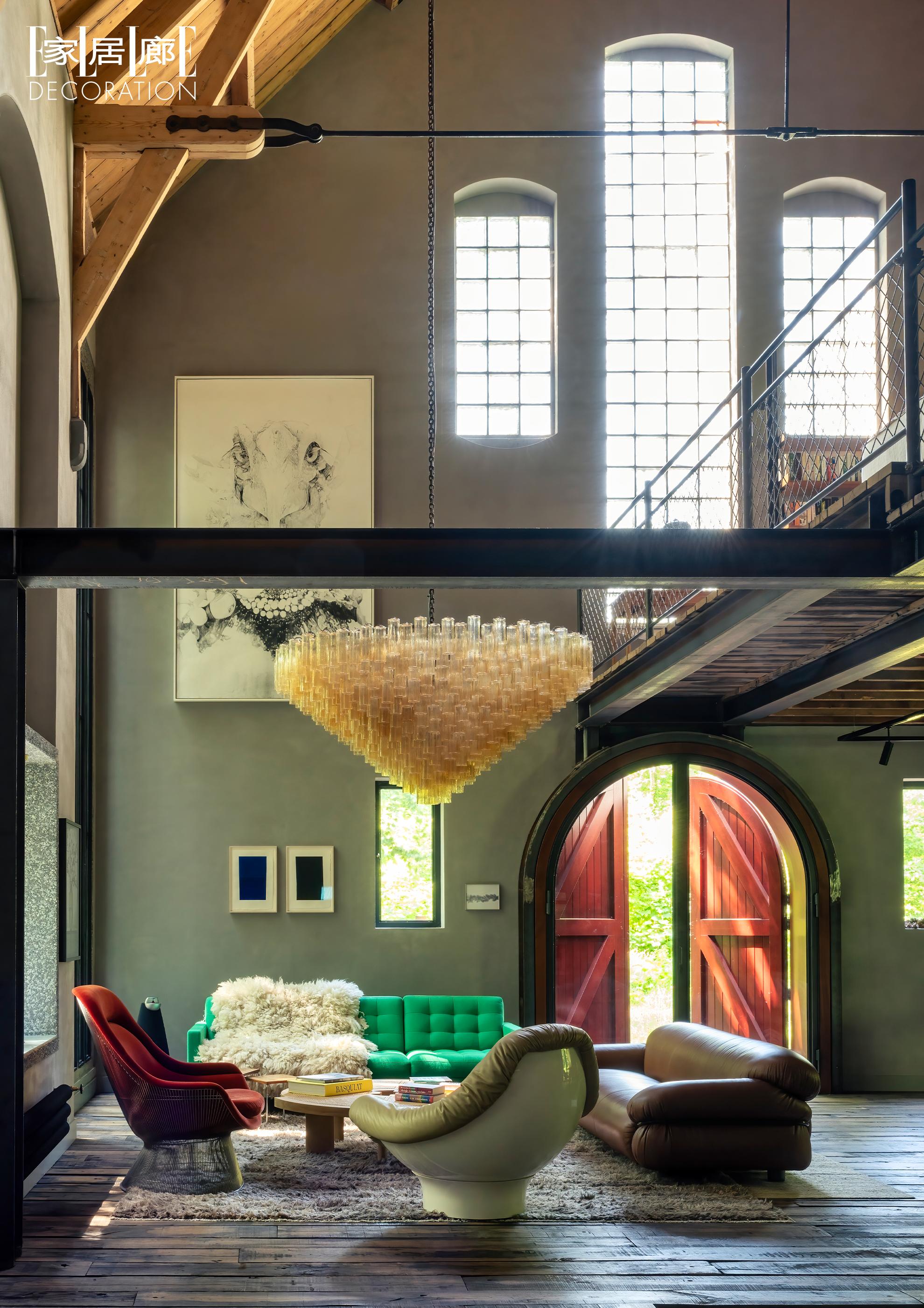 拆剩五扇窗框，他将百年老教堂改成世外桃源。一座被列为国家历史遗迹的荷兰...