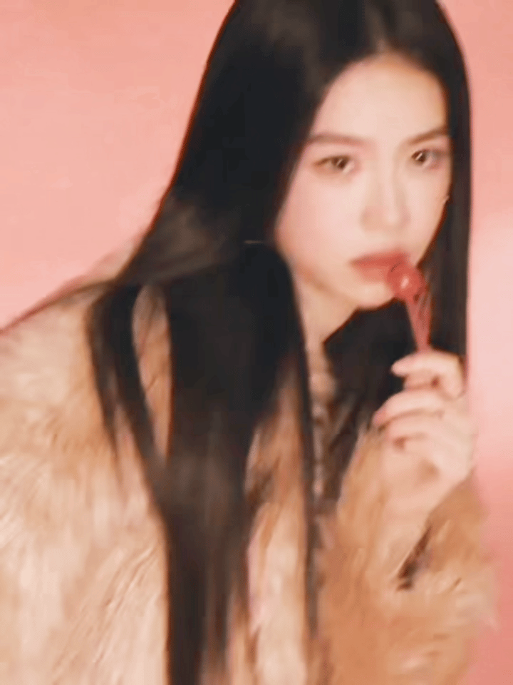 刘梦芮翻了翻真的好多物料呀[哇]成熟野性的姐感风or开朗学生风or日常饭撒可爱小