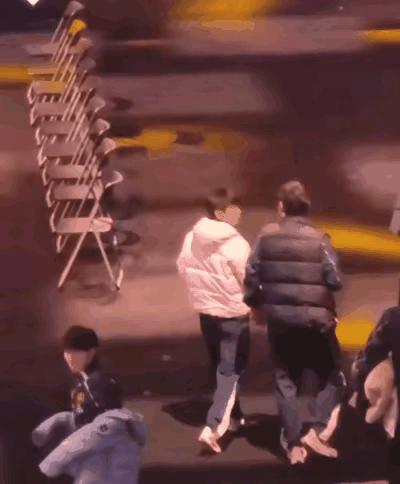 大家发现一个细节了吗？
蒯曼和张本美和打完比赛，
邱贻可跑过去拍了拍孙颖莎的后背