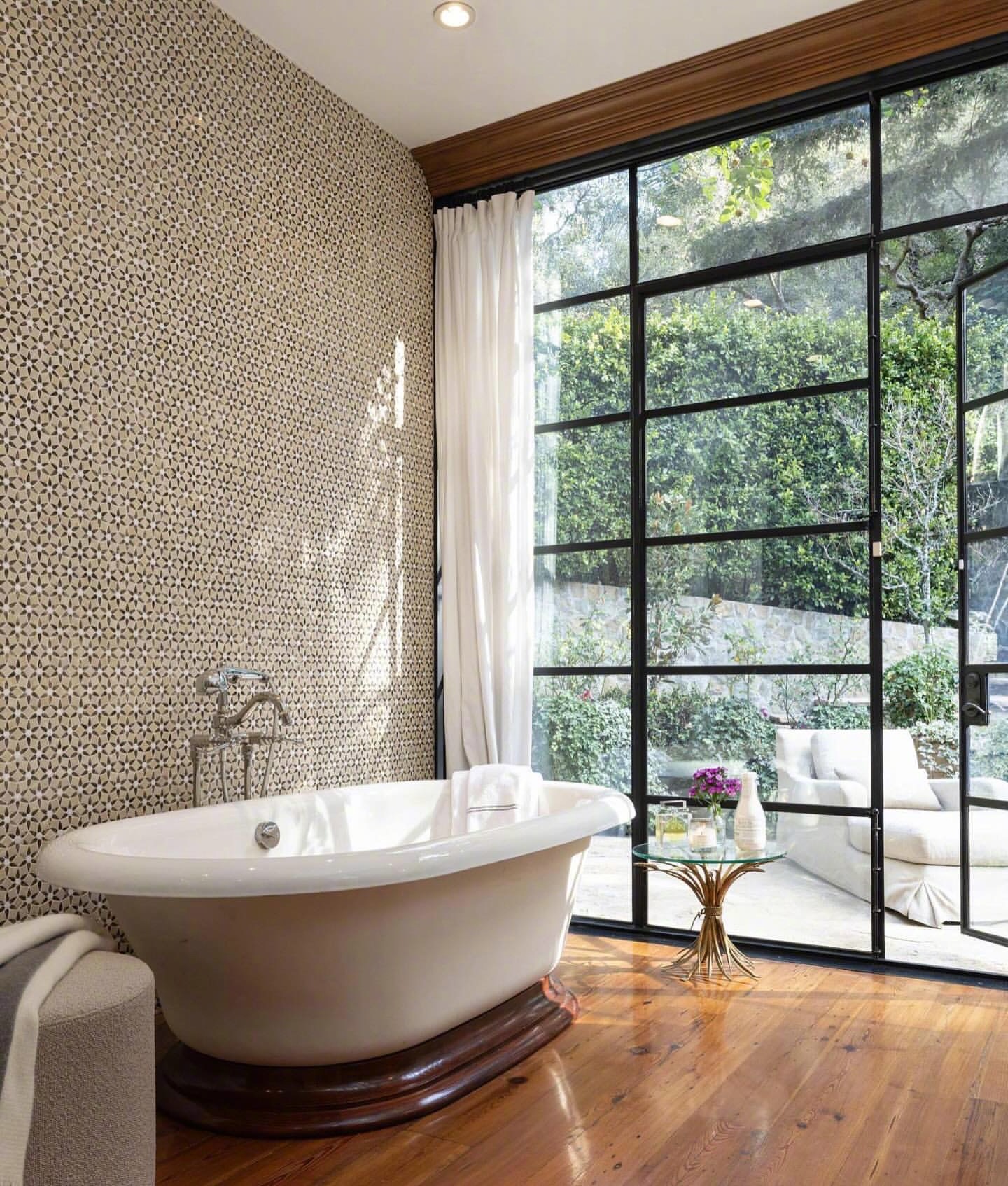 詹妮弗洛佩兹Jennifer Lopez 挂牌出售她她早年买的一栋位于 Bel 