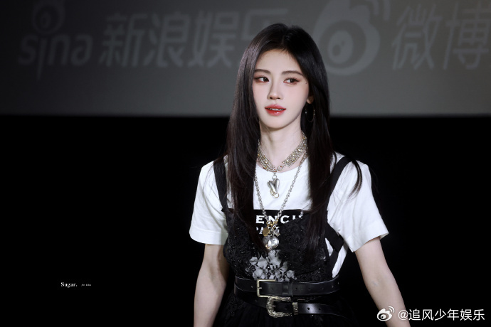 鞠婧祎说露芜衣像肆意生长的花 真的好喜欢鞠婧祎对露芜衣的解读，不做温室里被呵护的