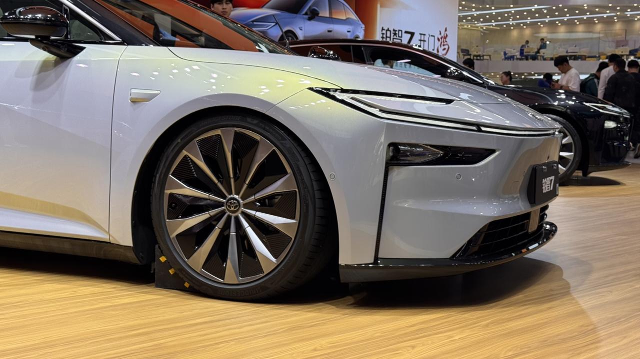 这铂智7做出了雷克萨斯的味道……
可能新一代雷克萨斯ES想做的
恰巧就被丰田铂智