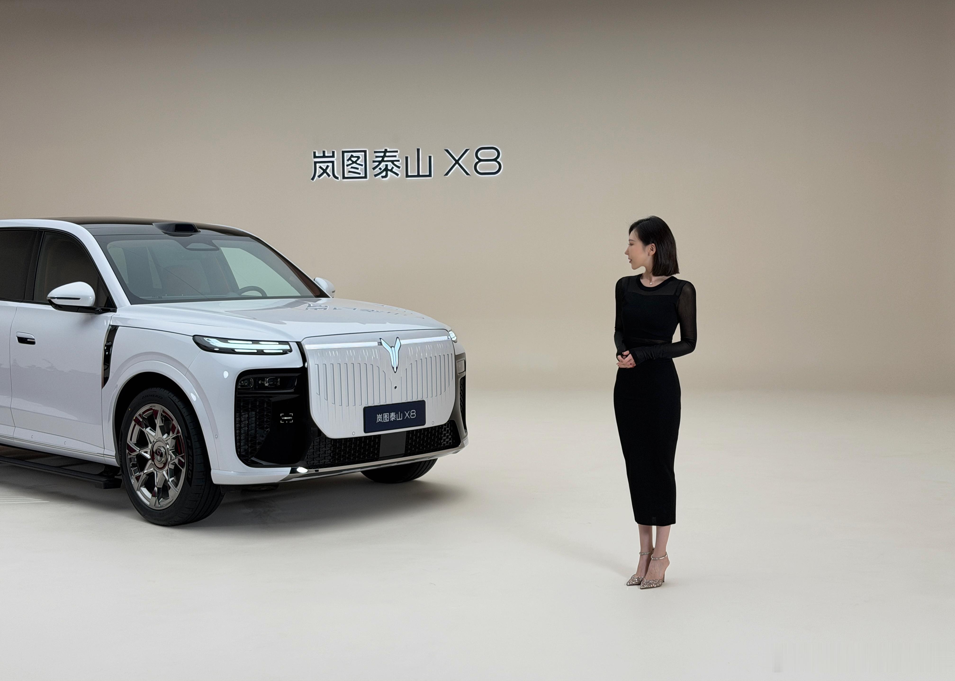 先来2张工作照，今天又是黑色系宇儿加个油