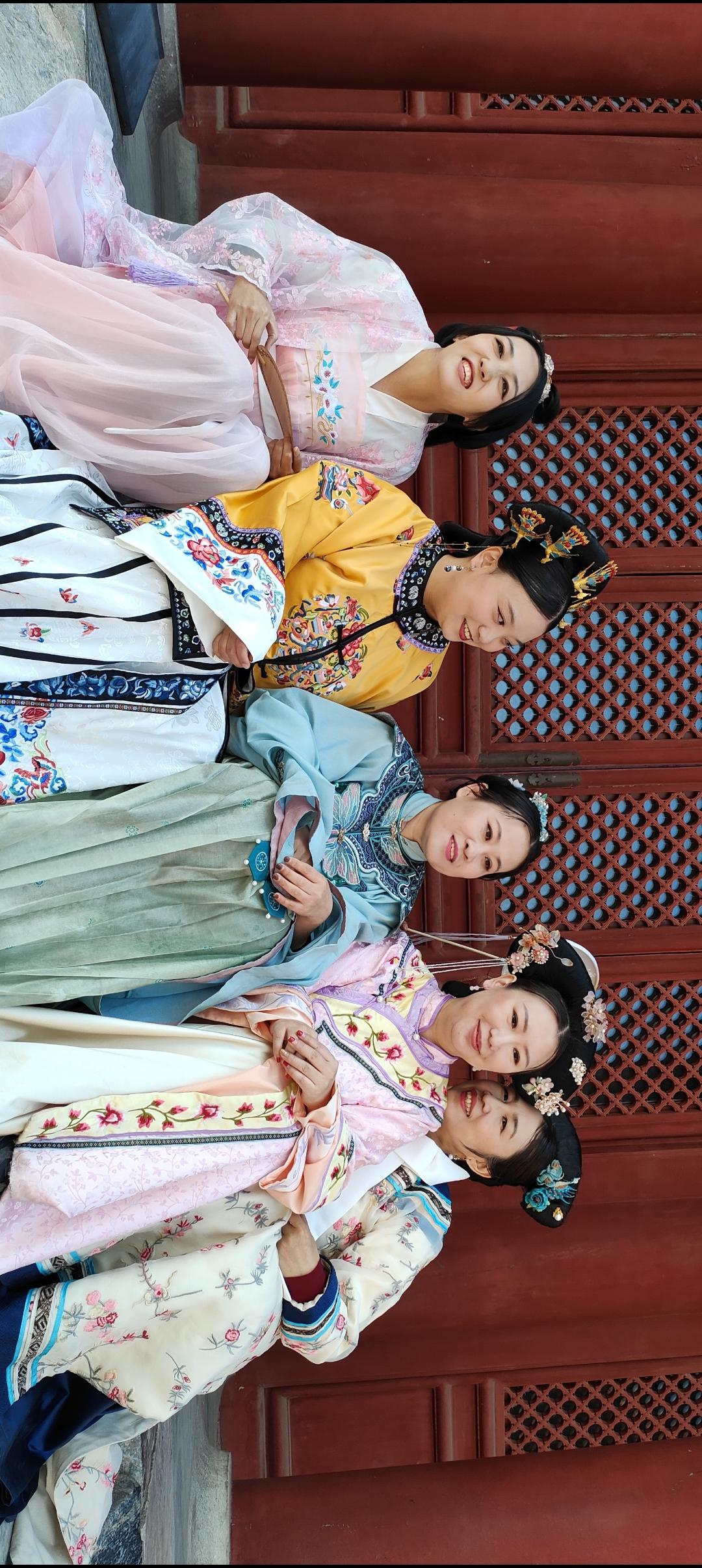 穿越回古代，感受传统服饰的魅力！