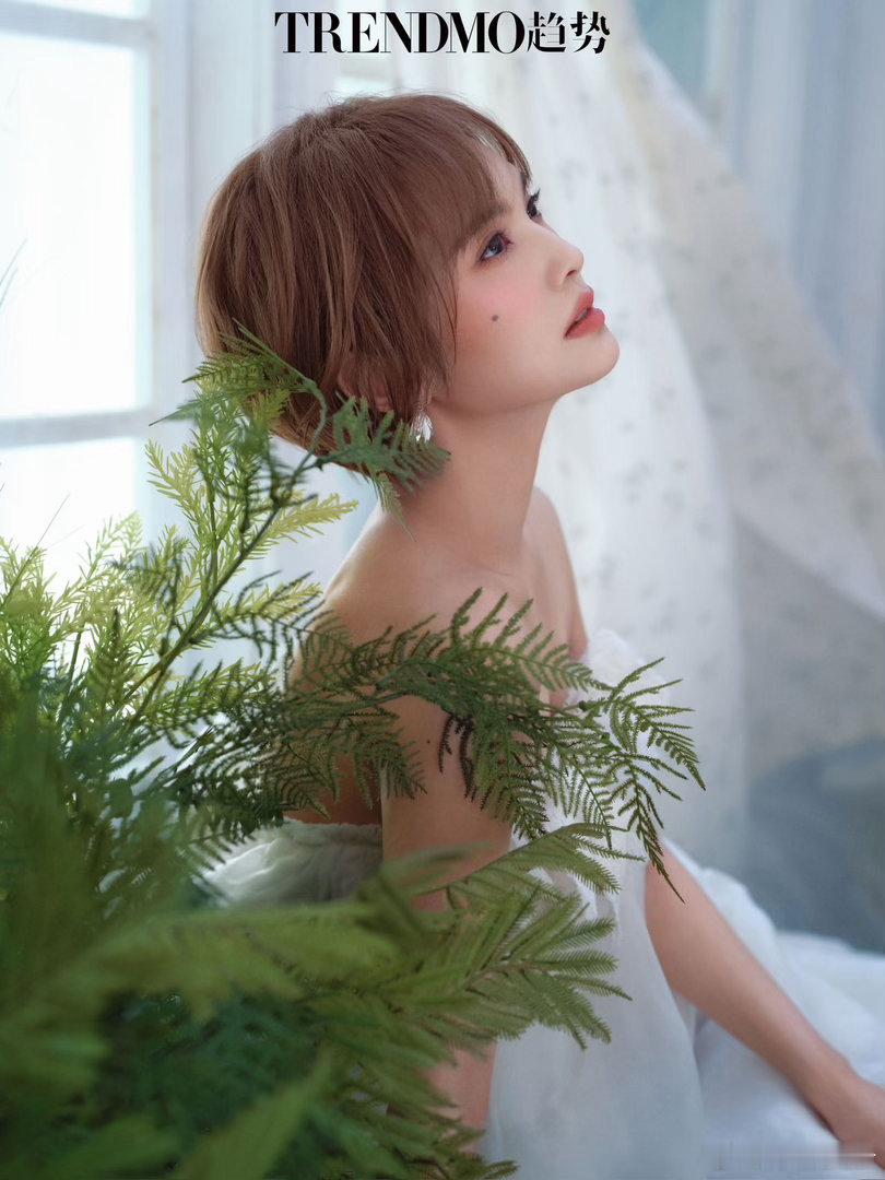 杨丞琳说夏天替我延续杨丞琳短发纱裙造型 利落的短发配上轻盈的纱裙，又甜又飒。杨丞