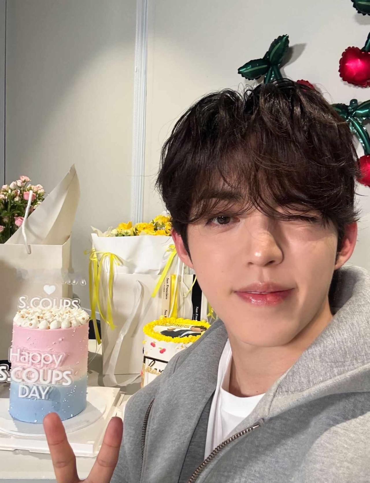 欧巴我承认你童颜第一☝🏻
都来祝这个澈哩生日快乐！完全是满30➖15吧（
SE