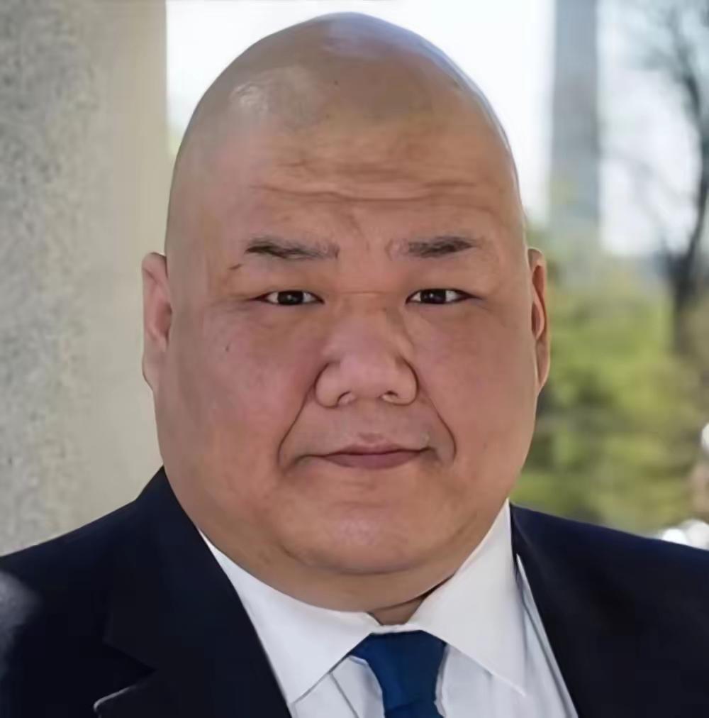 大家不知道注意没有，这次特朗普随行身边的“光头华裔”张振熙非常低调，看起来不引人