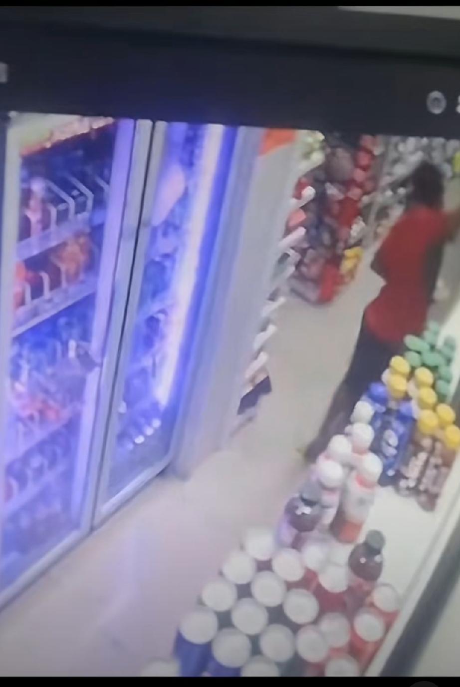 某地便利店被外国人零元购事件！

商家：太嚣张，在我们国家，咋还能有旧习惯呢？！