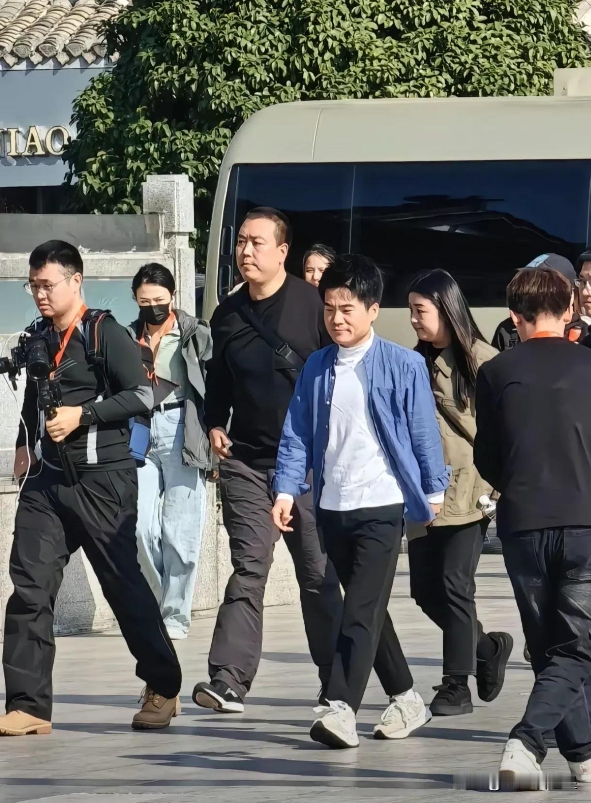 董老师到北京了
不仅是IP地址是北京
人也在北京
评论区有抢到首评的
也有抢到第