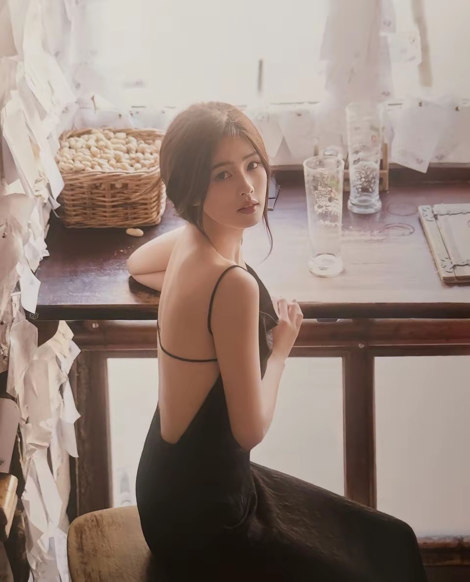 白鹿因为长的好看初恋女神进入娱乐圈，黑水就给她搞了个普女名头拉踩她颜值。白鹿因为