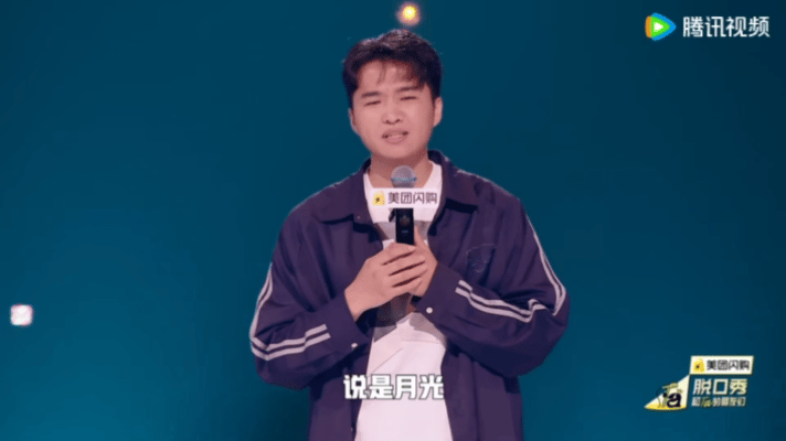 穷鬼的坚持是等雨停 十块钱买伞？穷鬼表示不如等雨停！出地铁遇雨硬撑，雨却越下越猛