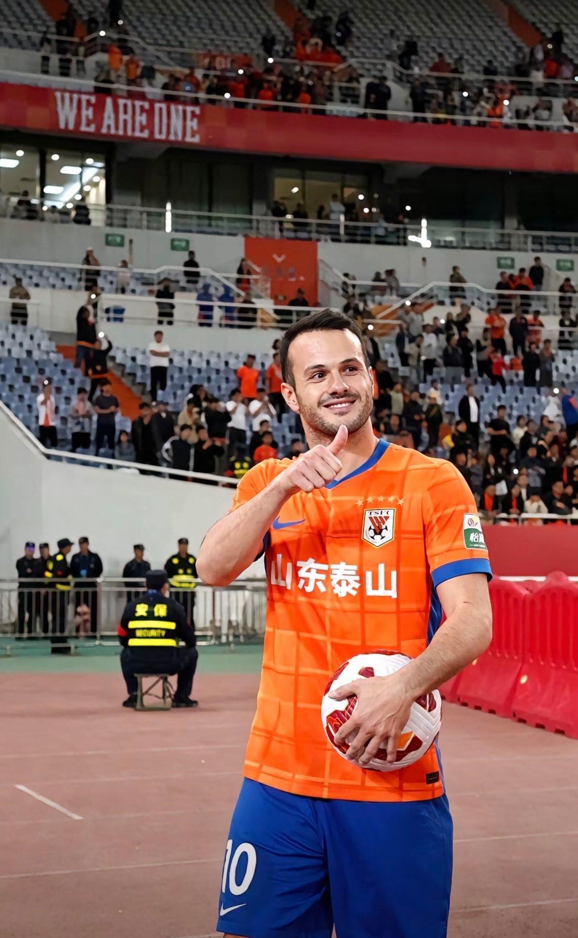 种种迹象表明，瓦科留在泰山队的几率增大了。
之前我就说过，如果说泰山队开出的条件