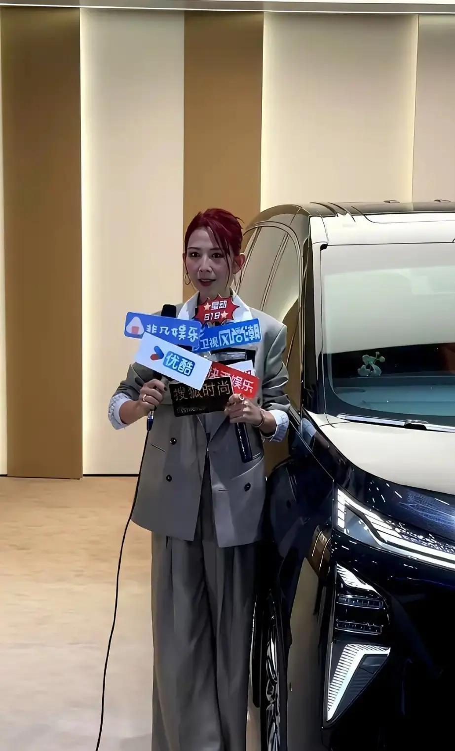 一觉睡醒
 
是不是全网都知道了。
 
这两天，广州车展现场，蔡少芬低调亮相为新