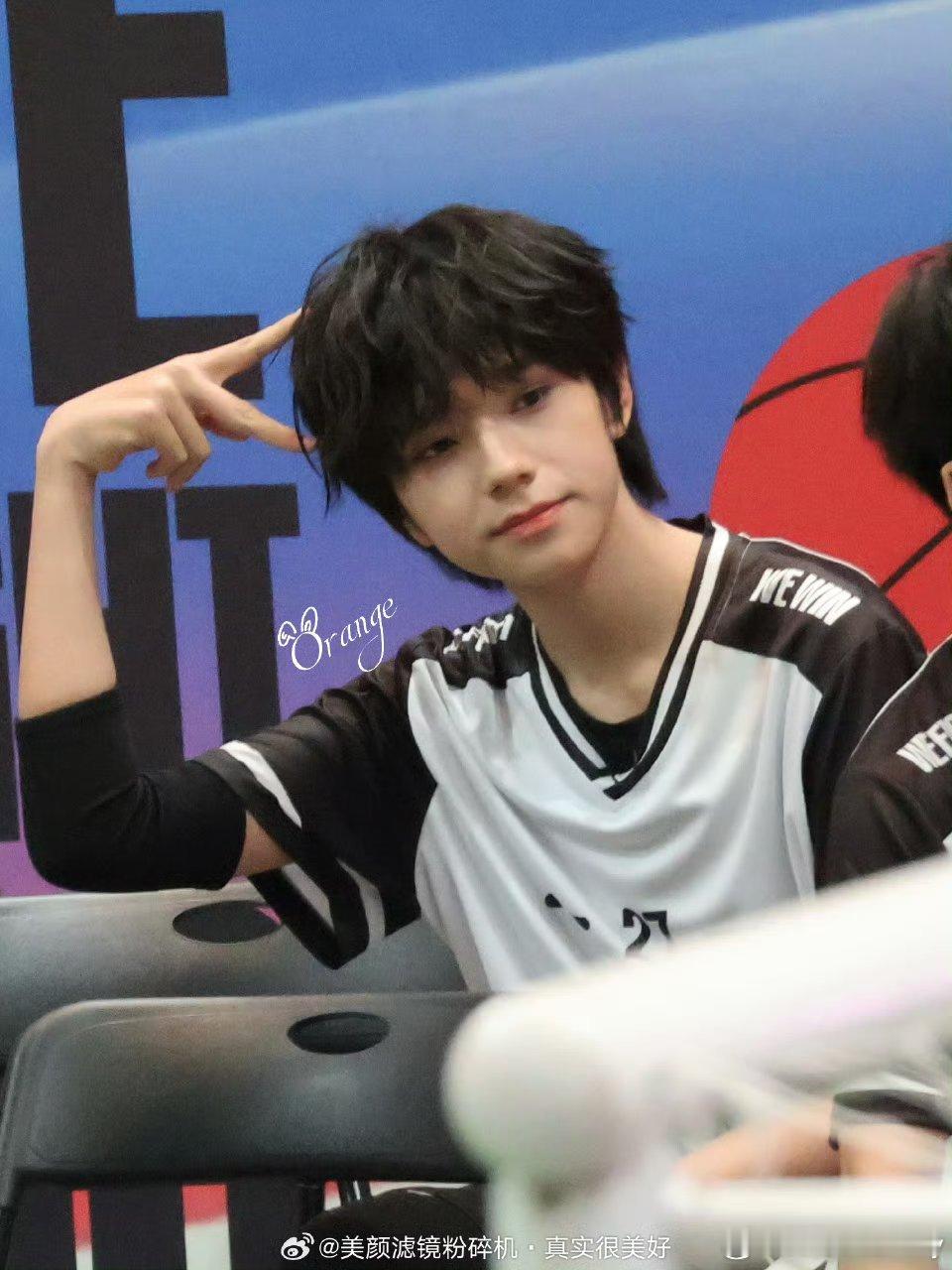 王橹杰张桂源 王橹杰 张桂源美颜滤镜官方生图对比，你pick哪一位帅哥？