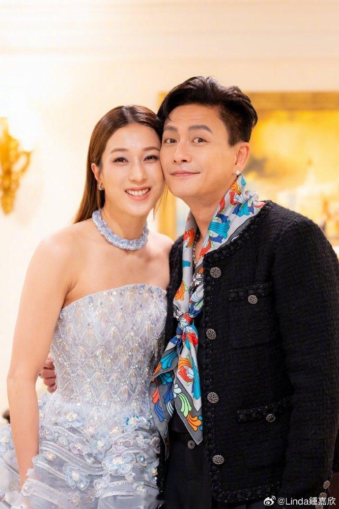 黄宗泽钟嘉欣合照钟嘉欣晒和黄宗泽合照：“我们一起拍了5部戏，最经典的就是《护花危