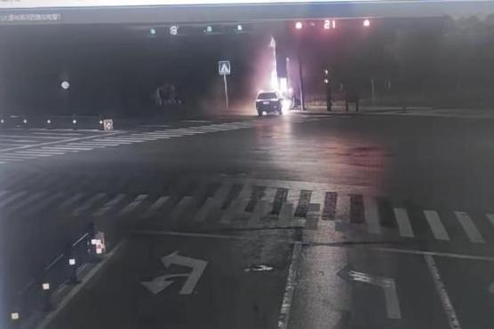 问界M9一撞车，一个139的路口速度，全网网友都成了物理老师。
大家拿同一段视频
