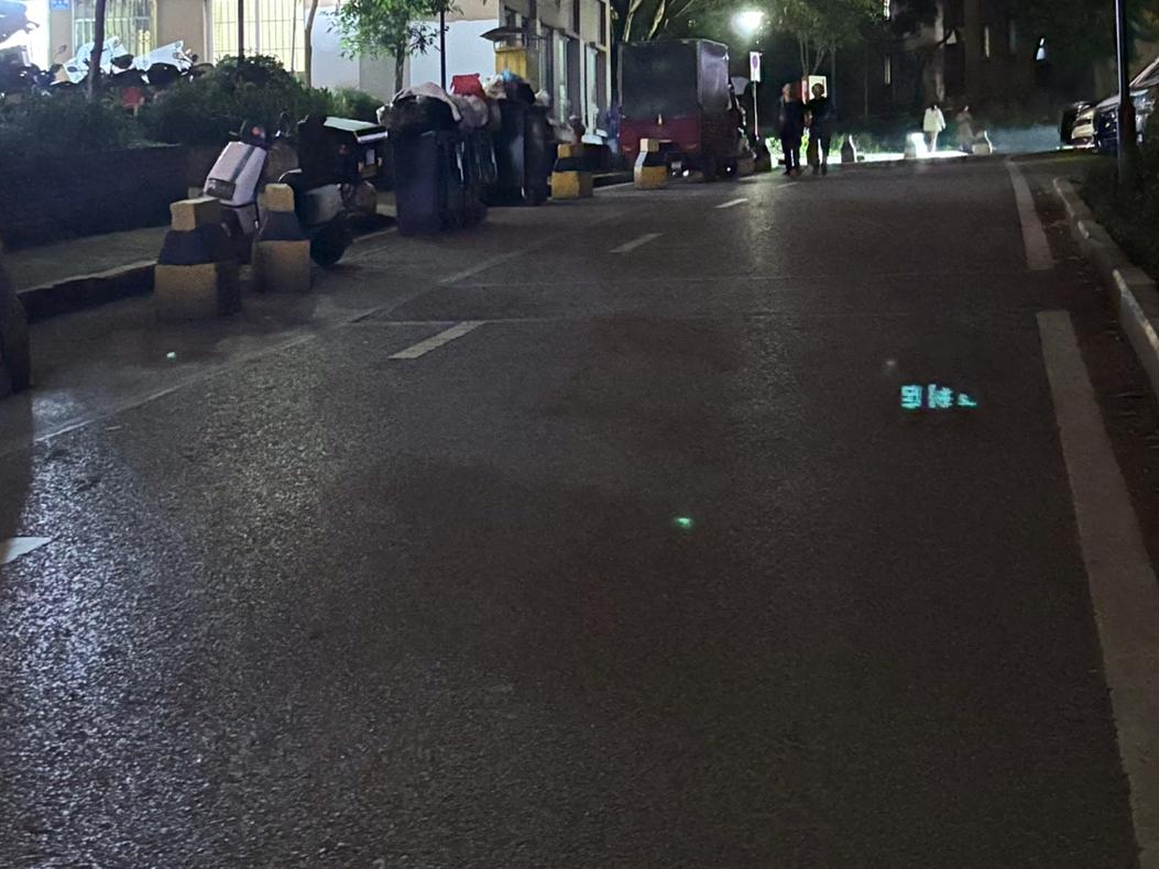 今晚夜跑，感觉超棒！一开始，脚步还有些沉重，呼吸也不太均匀。但跑着跑着，身体逐渐