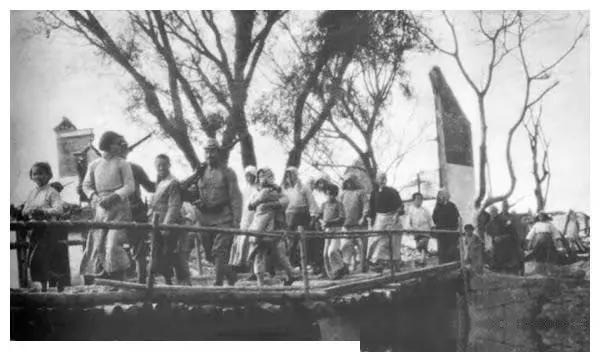 1937年12月，南京沦陷，15岁的少年陈德贵坠入人间炼狱。这座千年古城，迎来了