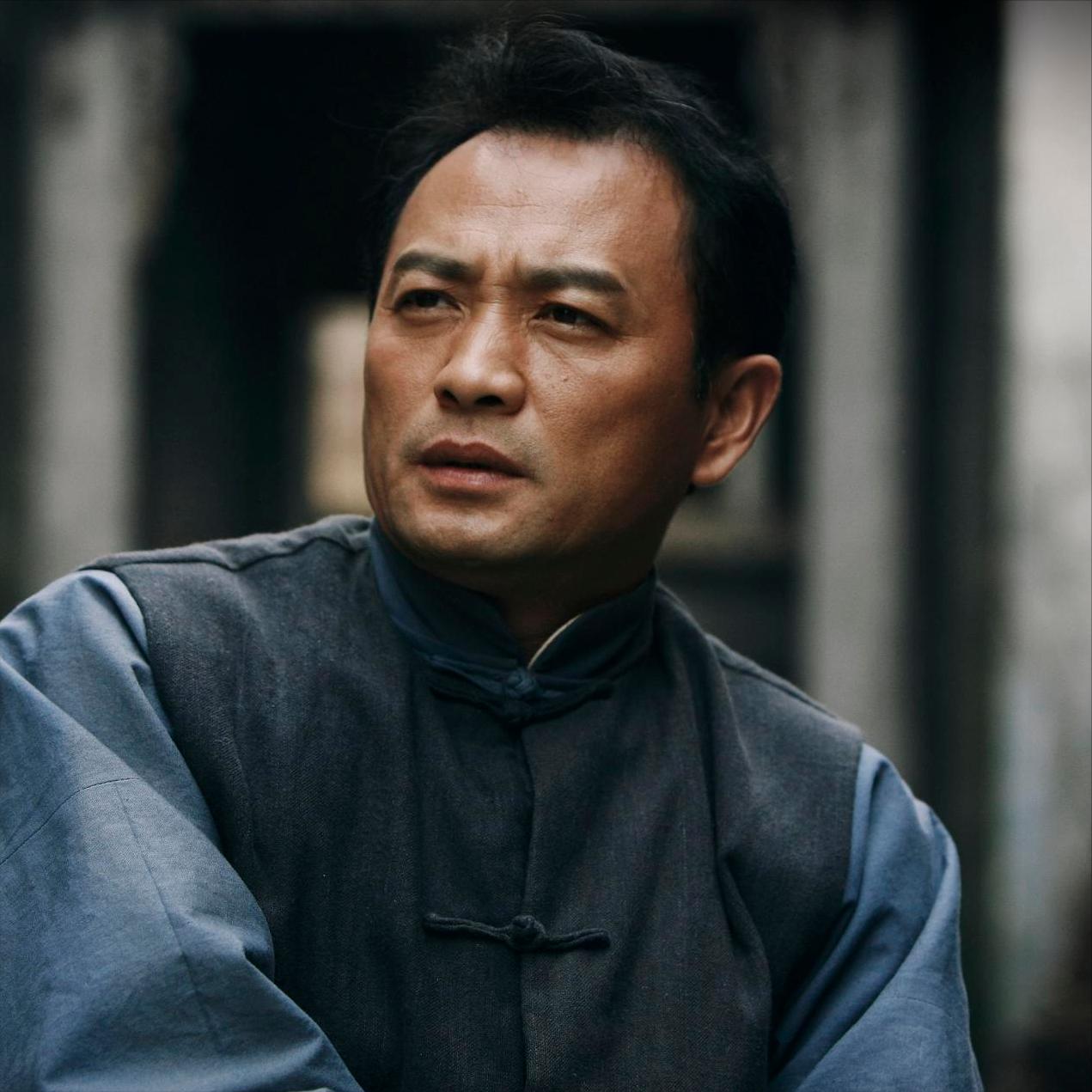 演员，刘蓓说，丁志诚这个人呐，闹腾，拍戏的时候，我们去吃饭，晚上我开车，送他回招