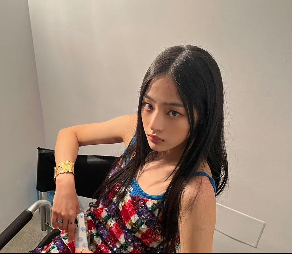 我现在真的感觉自己病了 我最近老是突然想到刚出道的时候的金玟池 就是黑长直露出自
