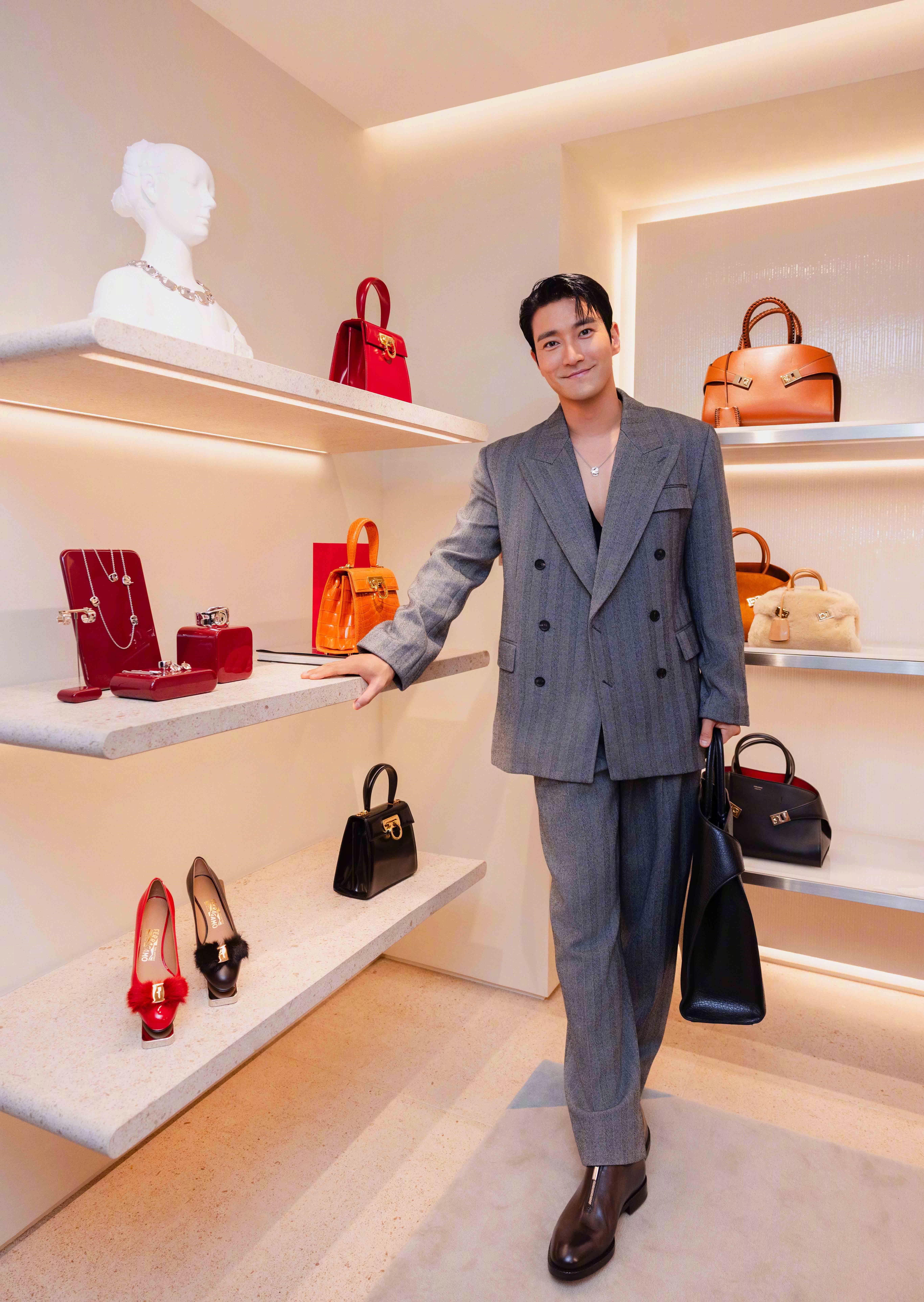 亮相上海恒隆新店启幕派对的崔始源，身着菲拉格慕Ferragamo 2025秋冬系