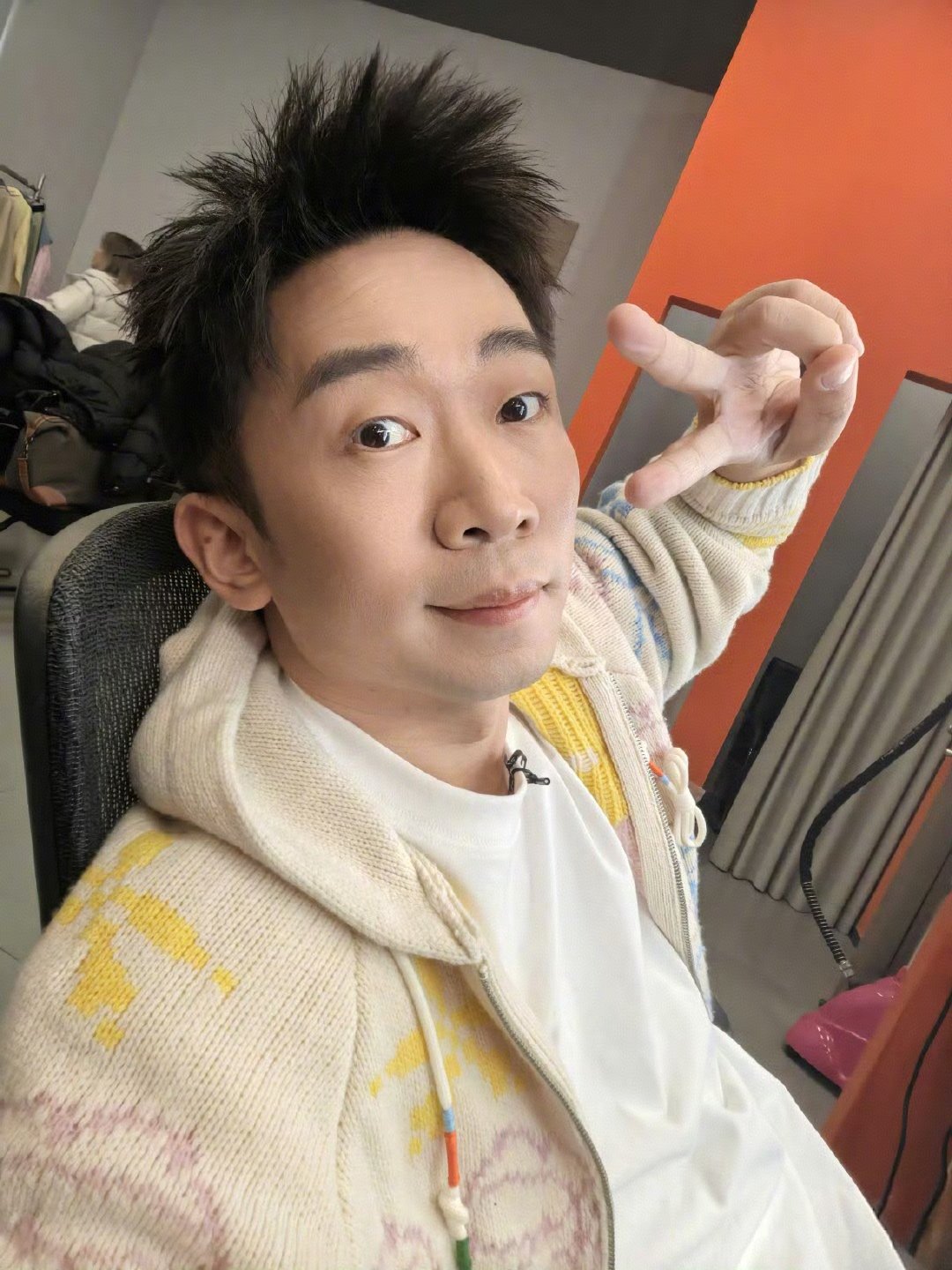 杨迪把周冬雨的暖宝当鞋垫 杨迪也太逗趣啦！把周冬雨暖宝当鞋垫，还吐槽别人不藏，要