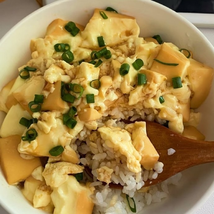 鸡蛋羹 拌饭蒸鸡蛋是要拌米饭的，排骨汤也是要拌米饭的，豆腐脑是要加白糖的，粽子是