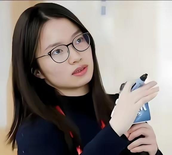 天才就应该这样被对待！王虹获奖后接受法新社采访时，亲口确认：法国高等科学研究所给