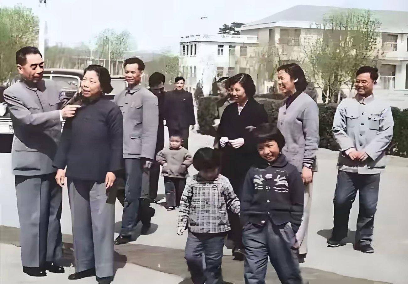 1954年，北京的一个周末，周恩来总理与邓颖超带着弟弟的孩子们一起郊游。 
