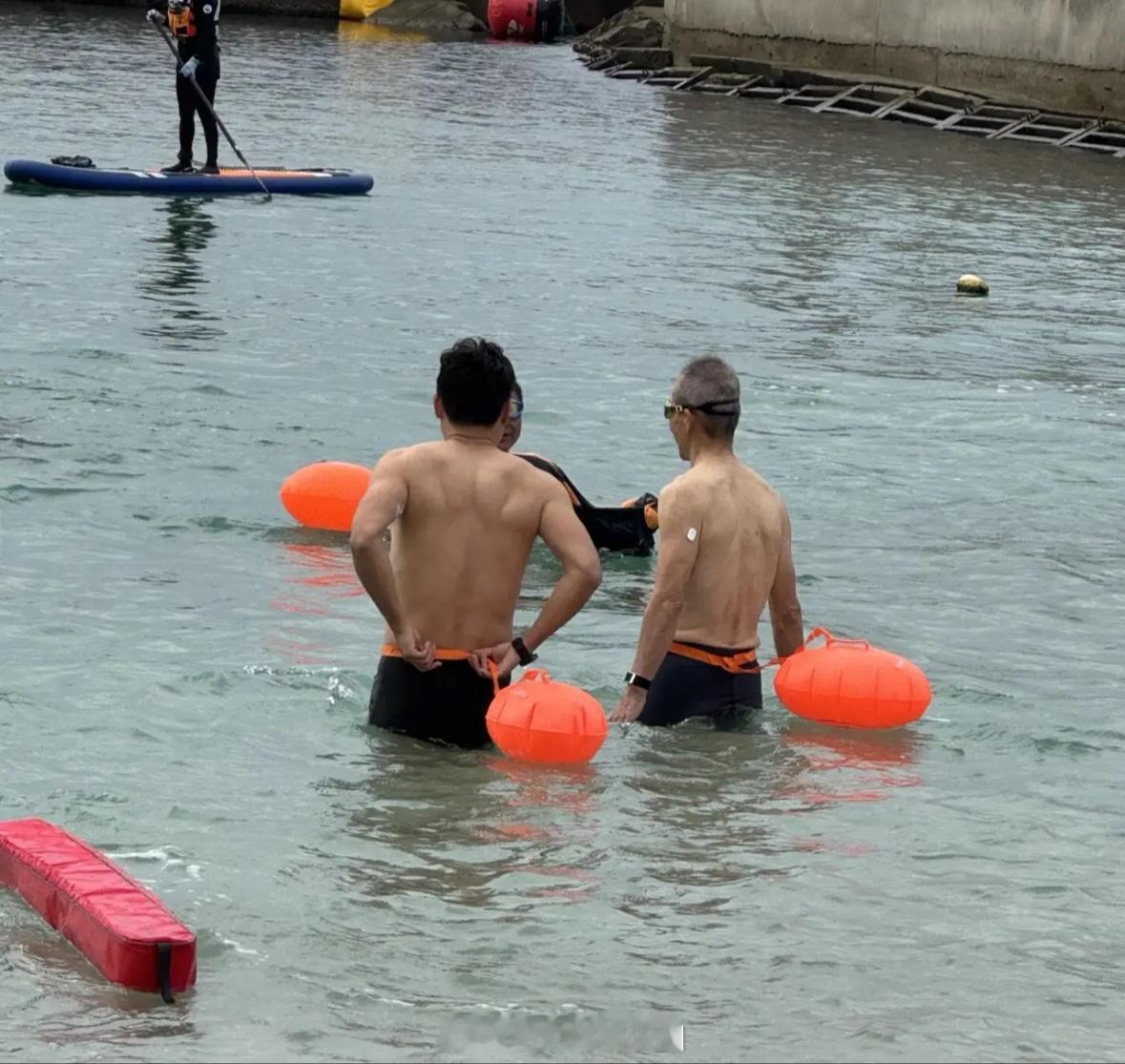 有网友在深圳大梅沙偶遇王石，他也太厉害了吧！75岁高龄了，跟个小伙子似的，到处参