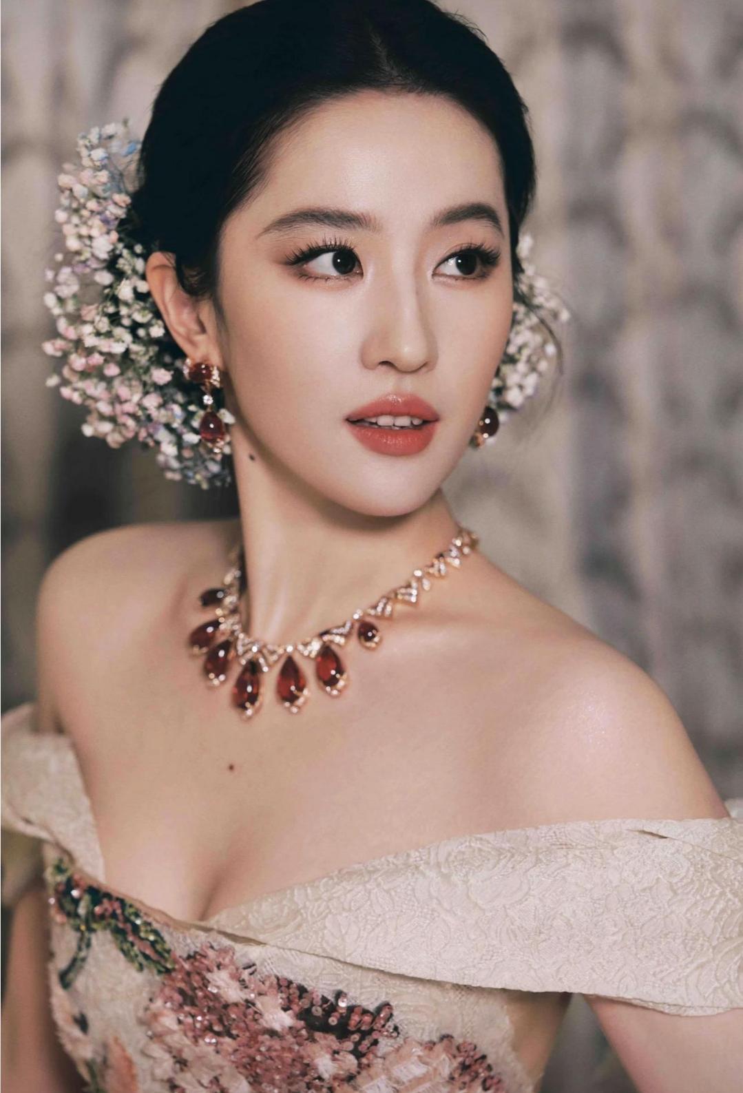 看到刘亦菲压轴vogu盛典红毯的造型一出 观众简直要两眼放光

刘亦菲这次最吸睛