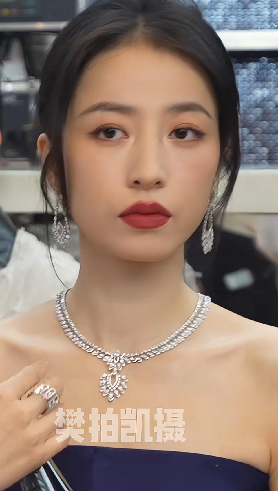 这个造型真的又贵又美！冷艳挂的红唇+满钻珠宝，一整个贵气大小姐既视感，姐姐这气场