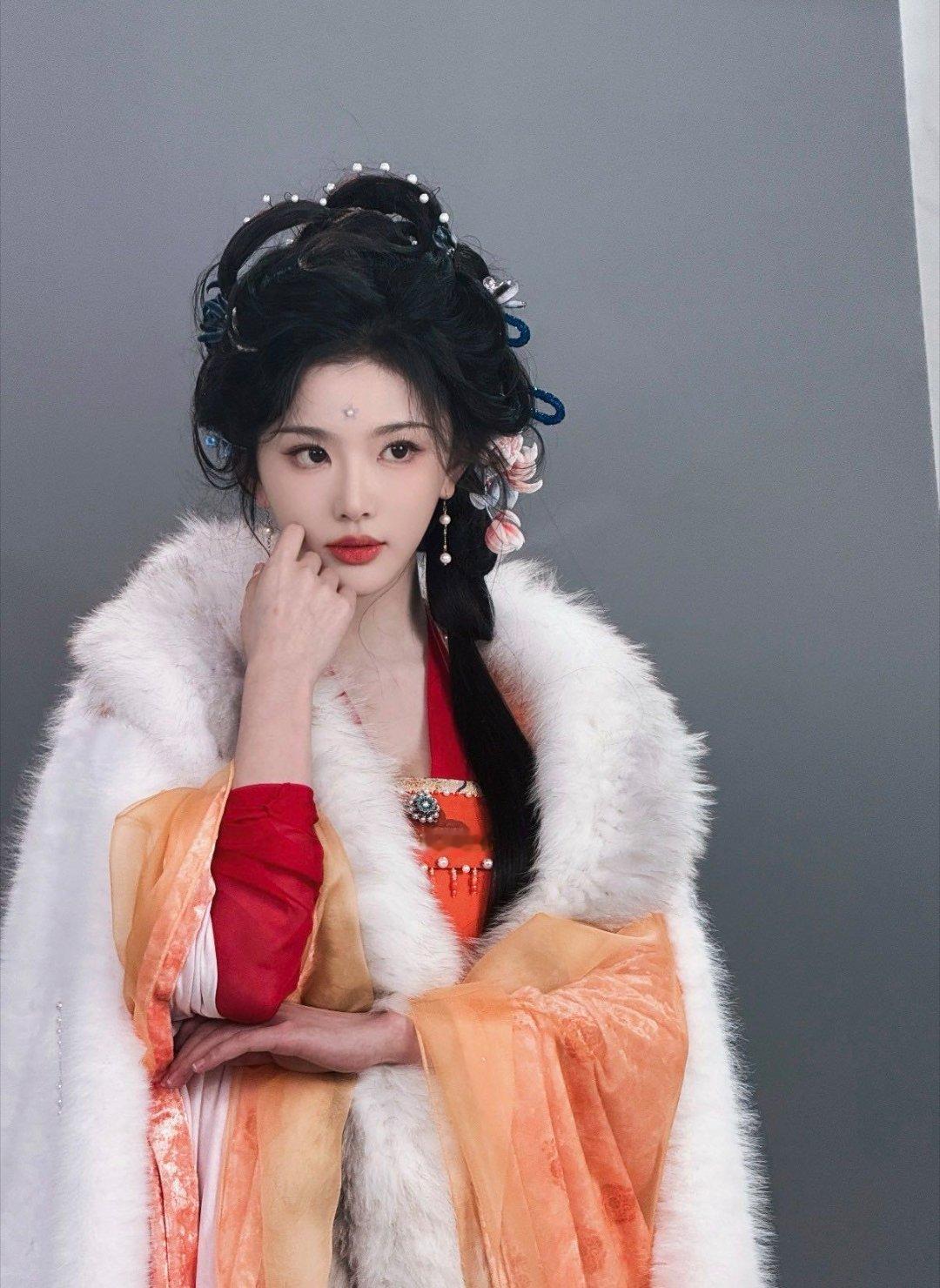 孔雪儿华流穿搭太夯了孔雪儿国风穿搭氛围感直接封神，淡雅配色搭配精致细节，自带温柔