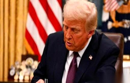 特朗普最新的目标，直接瞄准了那些在美国出生的孩子。
他撂下一句狠话：一百多年前的