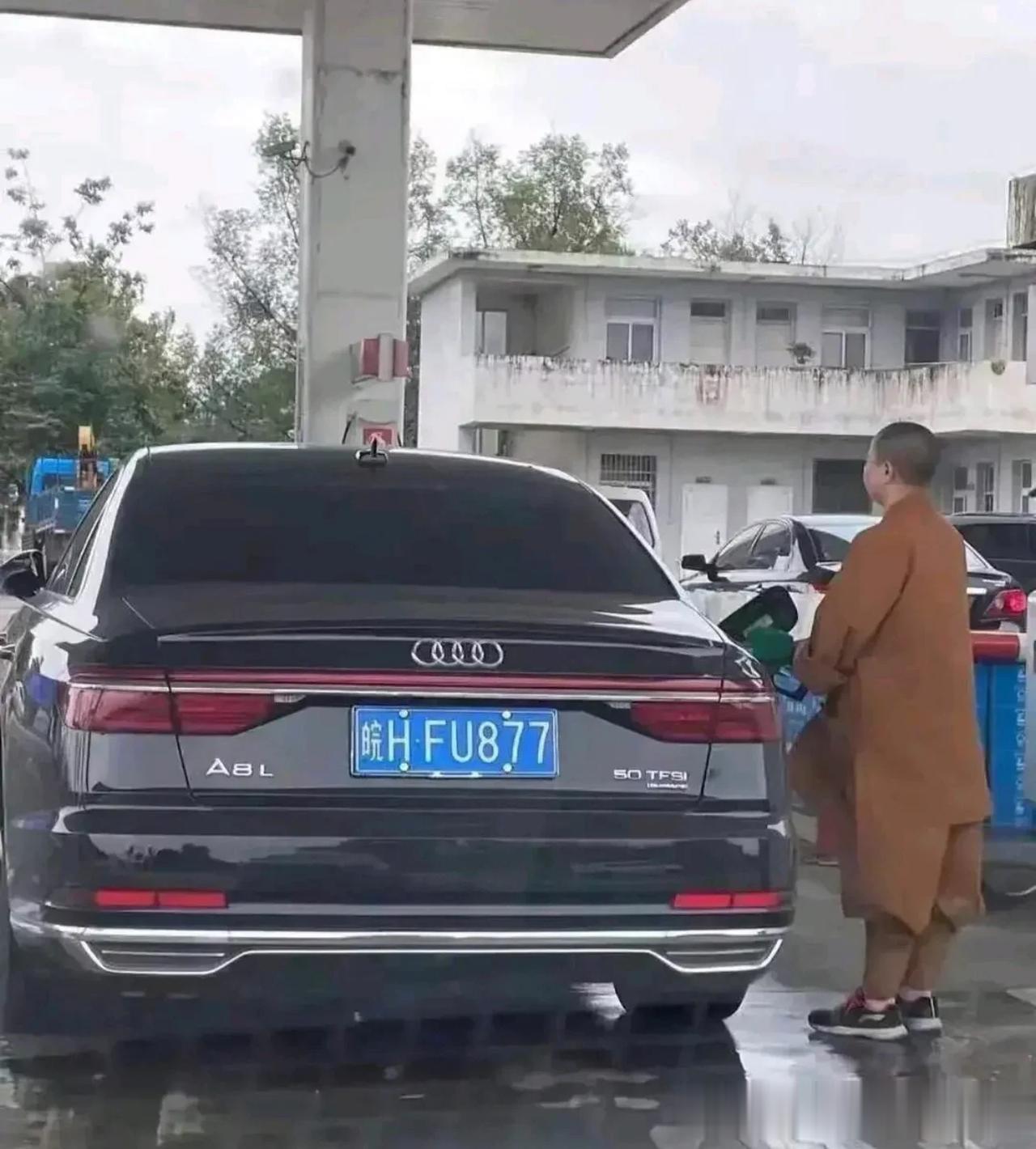 这年头和尚还是挺“吃香”的。
有些和尚的收入已经高于平常人很多。

图1中这位开