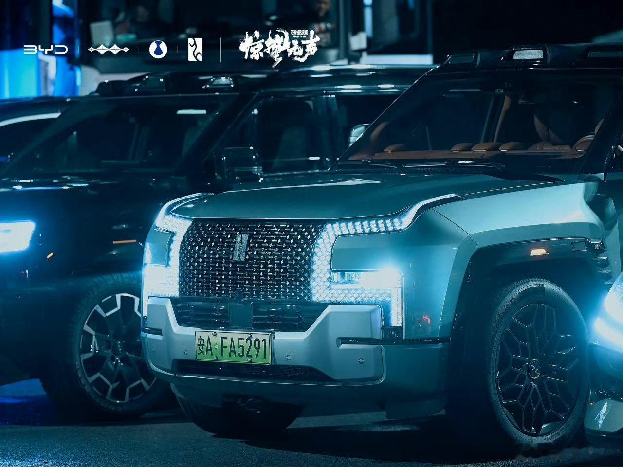 易烊千玺在电影《惊蛰无声》中一段高难度“无实物表演被撞”的幕后花絮引发热议，观众