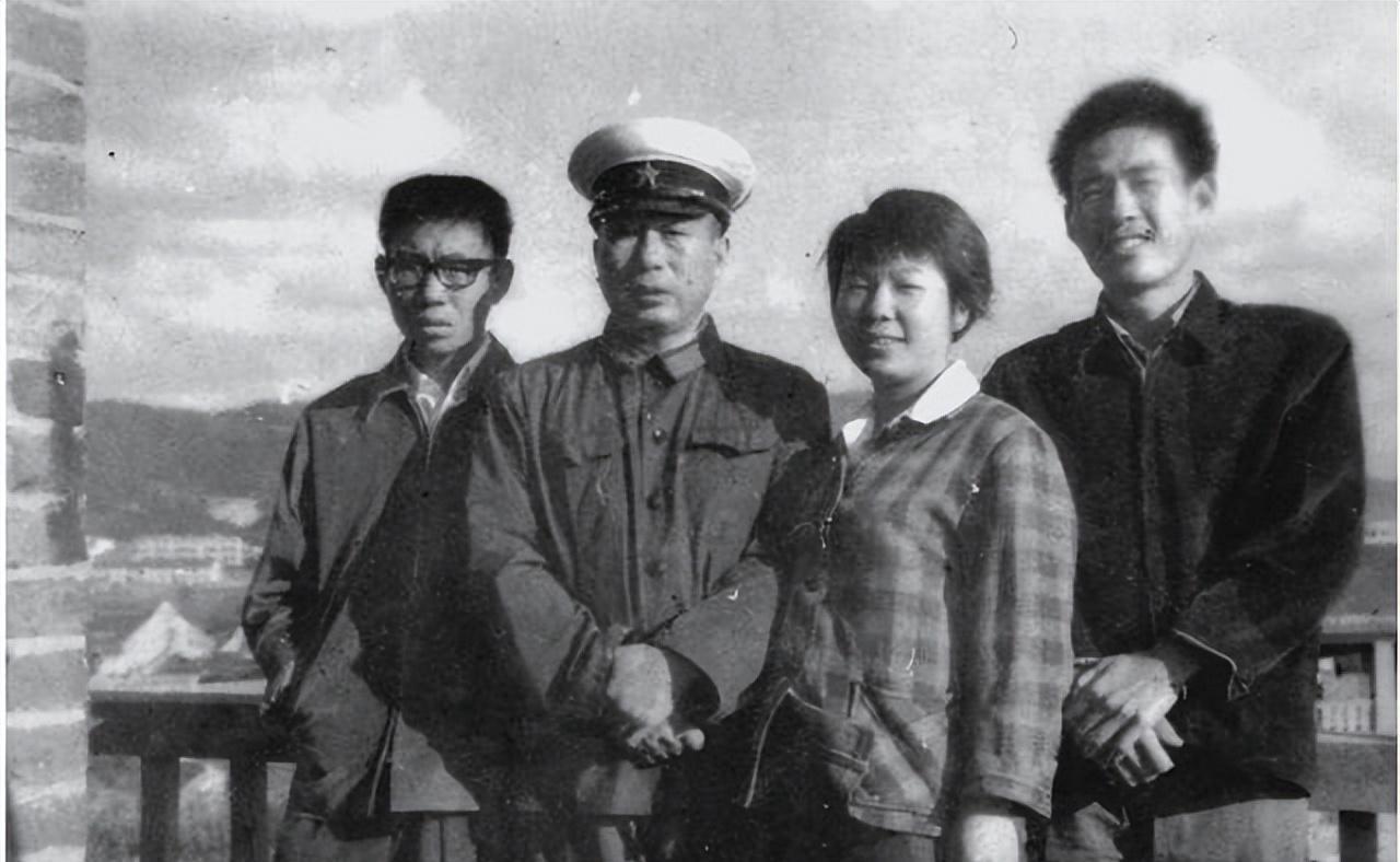 八十年代，他按正军级离休多年，又被改为正师级，想想都觉得气愤。
 
很多人都不知